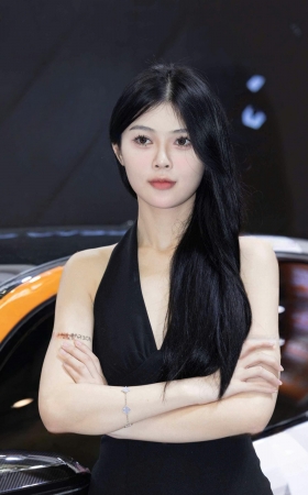 LB690-64P苏州GT-网红车模好多李（嘉嘉）的极品白嫩美腿玉足 10P