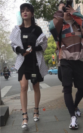 带着帽子的漂亮小姐姐