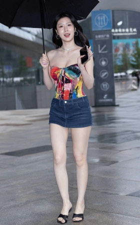 L1125-184P下雨天偶遇弦子女神狂拍白皙肉感美腿和美胸 10P