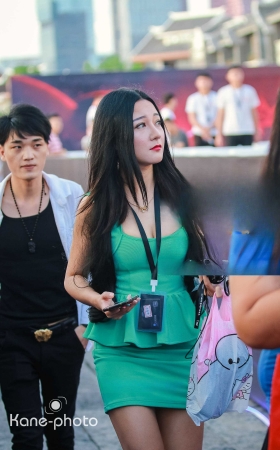 五官精致的紧身包臀裸背姐姐 [16P]