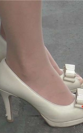 4k-身材高挑颜值爆表的鱼嘴高跟鞋女神，配上肉丝更加诱…