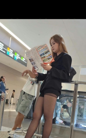 4K机场偶遇小姐姐超薄黑丝长腿露袜根 4P