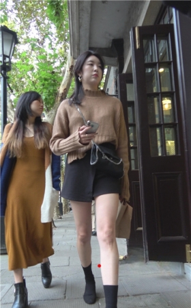 漂亮的黑裙白嫩美女