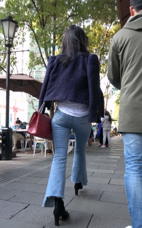紧身牛仔喇叭裤性感美女姐姐