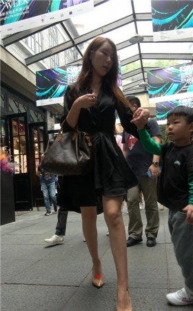 黑裙美妇