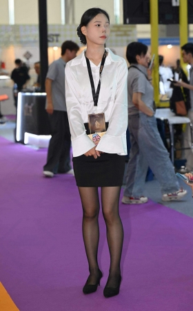 26510-28-103√白衬衫黑丝职员美眉 11P