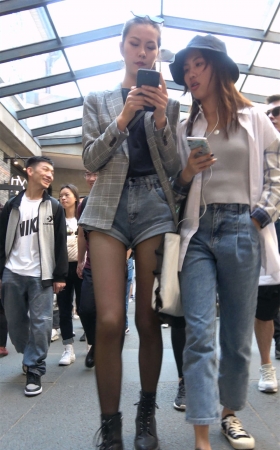 大长腿黑丝热裤美女