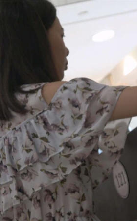 购买衣服的肉丝美丽少妇