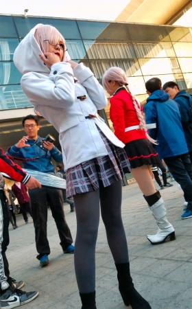 白发短裙卫衣cosplay的二次元美少女