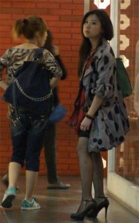 吊带黑网袜美腿诱惑的美少妇