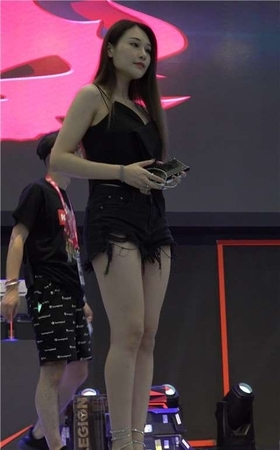 4K 黑色热裤美女小姐姐showgirl  [864 MB]