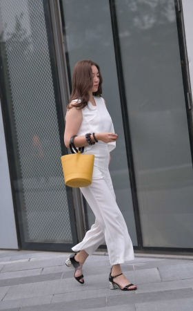 傍晚偶遇气质白裤美女-难以忘怀 [17P]