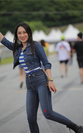 街拍牛仔紧身裤美女(24P)