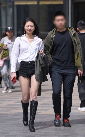 笑起来很甜的热裤女友 [19P]