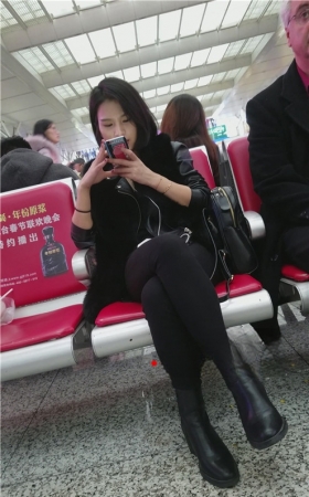 黑裤短发小姐姐