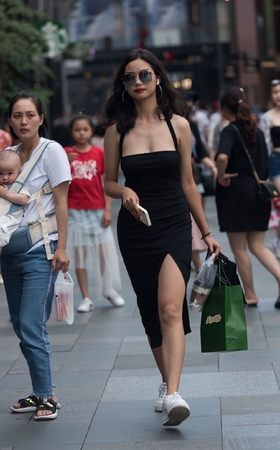 包屯裙美女