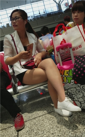 候车室听歌的眼镜妇女
