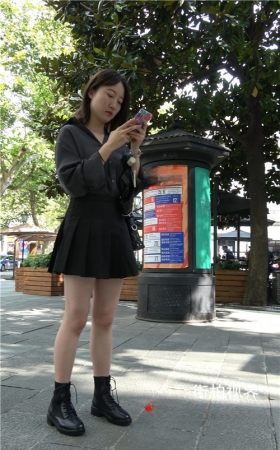 玩手机的黑裙妹子