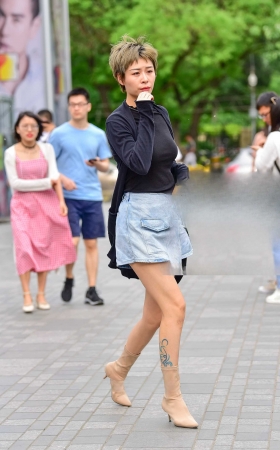 短发干练 的长腿气质御姐 [24P]