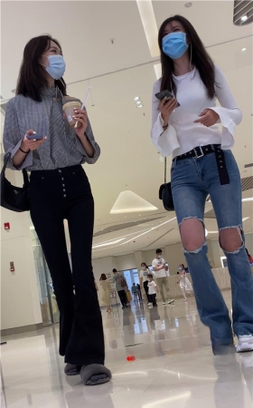 高挑的蓝牛美女