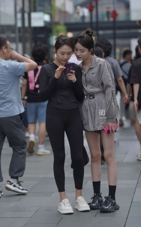 街拍黑色紧身裤小妹~ [22P]