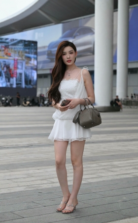 白裙美腿凉高美女—LinLin [20P]