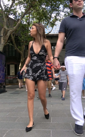 低胸V领美女