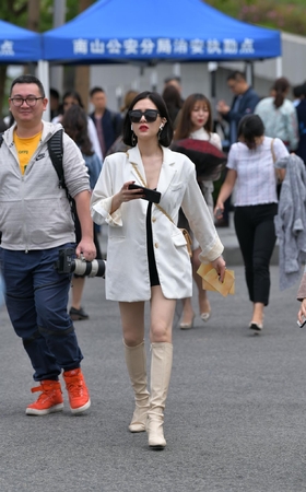 美腿，美胸，美人啊