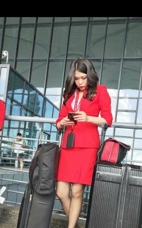 4K机场偶遇亚航空姐咖啡丝大红制服很有韵味 2P