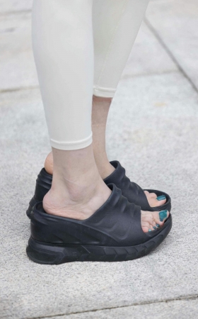 LB198-239P 成都车展-175百万网红车模粥粥酱紧致瑜伽裤美脚 10P