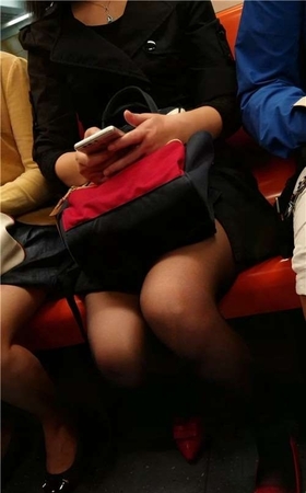 红色高跟，超薄黑丝袜美腿