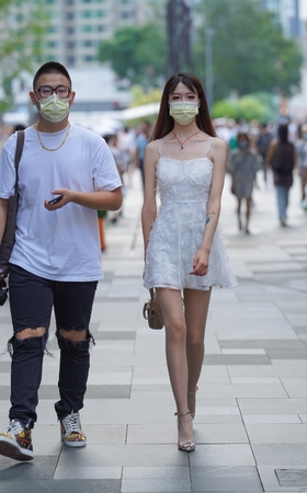 白色吊带裙小姐姐