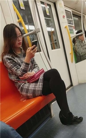 4k-地铁上拍摄小眼睛眼镜妹，光滑的长腿黑丝高跟。