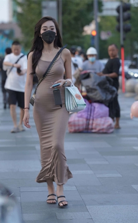 柔美棕色长裙