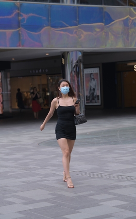 黑色包屯裙美女
