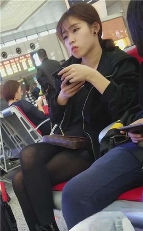 4k-候车室偶遇黑丝小萝莉美女，性感长腿颜值高。