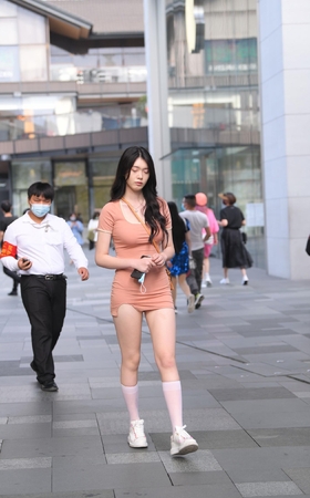 粉色包臀裙，笔直大长腿女生