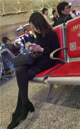 玩手机很开心的黑丝妹子
