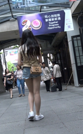 街拍超短牛仔热裤美女小姐姐