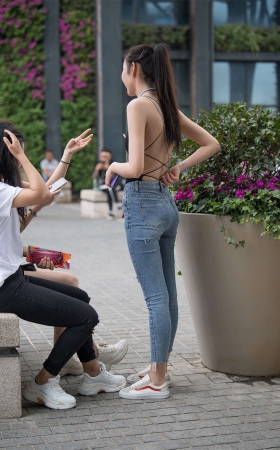 牛仔裤青春靓丽