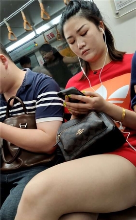 听歌的妹子