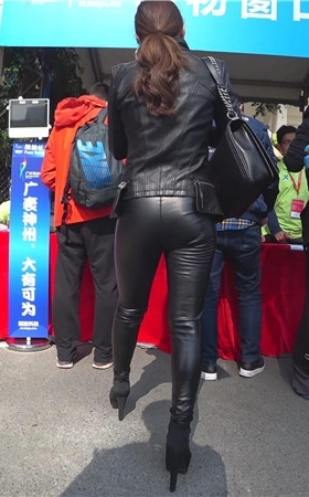 紧身皮裤美妇