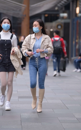 街拍穿长靴的紧牛美眉 [23P]