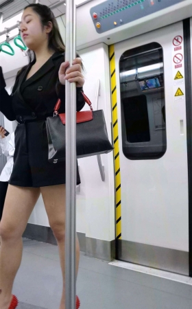 地铁上的妹子