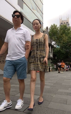 4K – 街拍黑色尖嘴高跟美女 [1.84 GB/MP4]