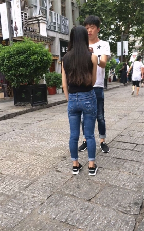 牛仔紧身美女