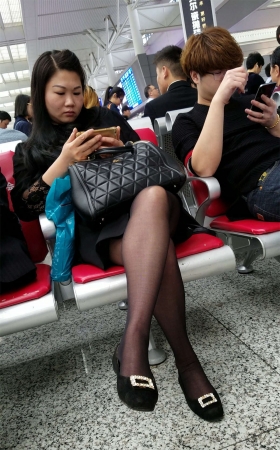 车站等车的丰满少妇黑色外套黑丝黑色皮鞋