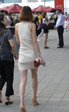 紧身裙气质美女身材高挑